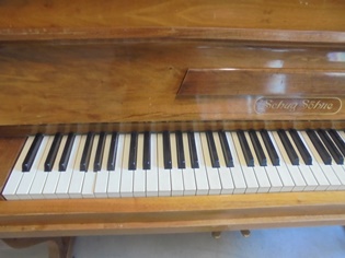 Schug Shne, vanha lakattu piano, soitto/koriste/rekvisiitta, B623