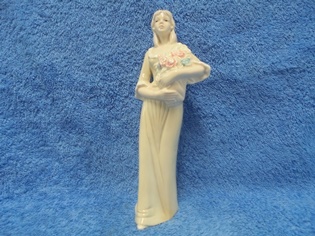 Posliininen naisfiguri, lady ja kukkakimppu, A1456