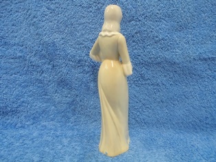 Posliininen naisfiguri, lady ja kukkakimppu, A1456