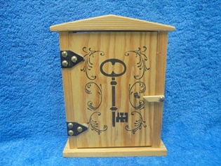 Puinen pieni avainkaappi, S657