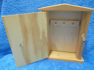 Puinen pieni avainkaappi, S657