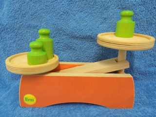 Erzi, puinen leikkivaaka ja kolme punnusta, ekologinen lelu, E71