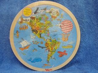 Kaksipuolinen puinen Maailman kartta- palapeli kokoamisalustalla, E25