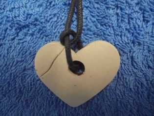 Savipirtti, nauhallinen Sydn-riipus, V900