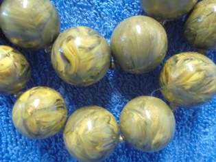 Vihret muoviset 2-osaiset helmet, vintage, V205