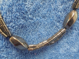 Hematiitti- kaulakoru, helmet, V134