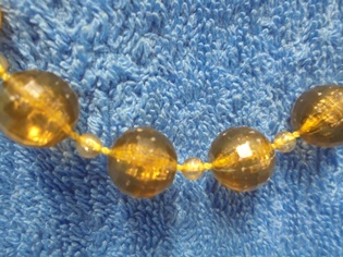 Ruskeat muoviset pitkt helmet, kaulakoru, V598