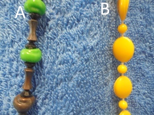 Muovinen pitk kaulakoru, helmet, keltainen tai vihre/ruskea, V677