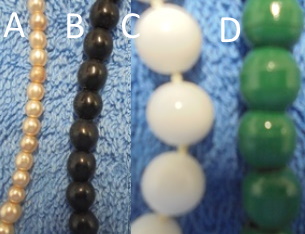 Lyhyt muovinen kaulakoru, helmet, V491