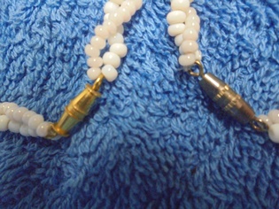 Vaalea kaulakoru ja rannekoru, pienet helmet kierteell, V906