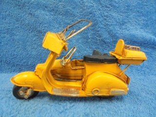 Vega Mini, keltainen metallinen skootteri sivuvaunulla, 1:12, B786