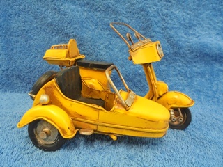 Vega Mini, keltainen metallinen skootteri sivuvaunulla, 1:12, B786