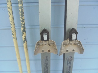 Harmaat J�rvinen 44- sukset, Excel- sauvat, Karhu 75- siteet, B61