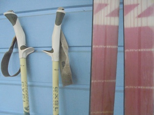 Harmaat J�rvinen 44- sukset, Excel- sauvat, Karhu 75- siteet, B61