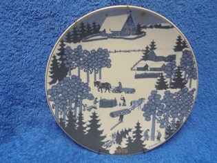 Arabia, joululautanen 1979 ja lautaskannake, Raija Uosikkinen, A2548