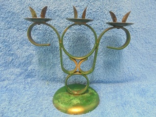 Vanha vihreä rautainen kynttilänjalka kolmelle kynttilälle, A3038