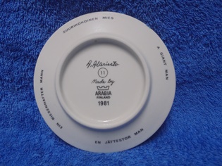 Arabia, pieni seinlautanen 1981, Suurikokoinen mies, A.Alariesto, A3590