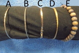 Rannekoru, metallinen tai puuhelmet, V781