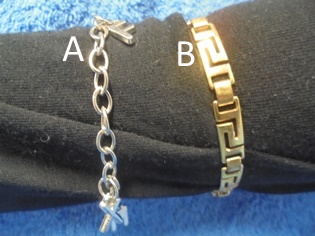 Metallinen rannekoru, kirjaimet T M X tai kuvio, V835