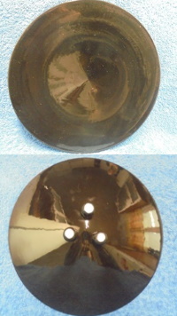 Musta posliininen tarjoilulautanen, kolme pient jalkaa, A3761