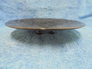 Musta posliininen tarjoilulautanen, kolme pient jalkaa, A3761