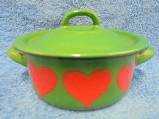 Emaloitu vihre pieni kattila ja kansi, punainen sydn, retro, A3757