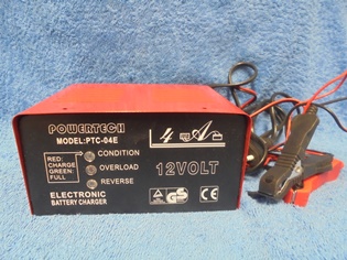 Powertech model: PTC-04E, akkulaturi 4A 12 volt, B838