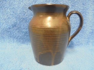 Ruskea keraaminen kannu, A1949