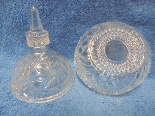 Anna Hutte, kristallinen kannellinen makeiskulho, A3892