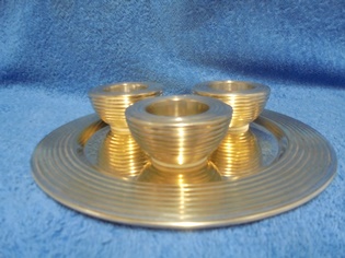 Metalliset tuikkukupit ja aluslautanen, A3886