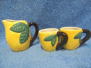 Keraamiset pienet kannu ja kaksi kuppia, Sitruuna, A3887