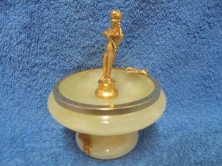 Marmorinen/ metallinen tuhka-astia, nuoliampuja, A3894