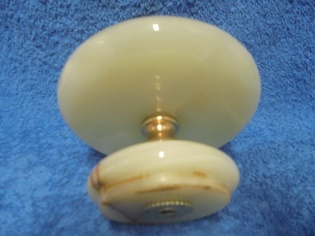 Marmorinen/ metallinen tuhka-astia, nuoliampuja, A3894