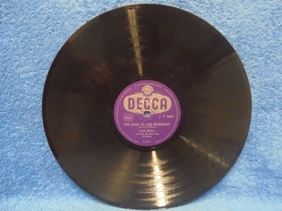 Lita Roza, The Man In The Raincoat/ Leave Me Alone, sellakka, savikiekko,  M677