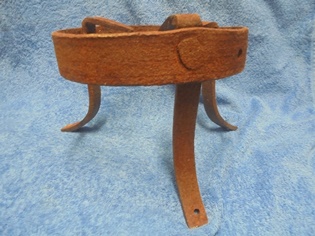 Vanha rautainen ruosteinen kolmijalka, ruoanlaittoteline, S661