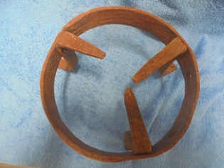 Vanha rautainen ruosteinen kolmijalka, ruoanlaittoteline, S661