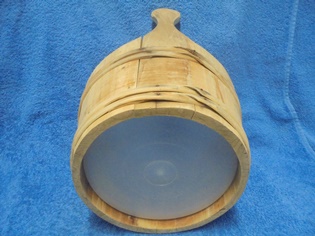 Puinen saunakiulu muoviastialla, S740