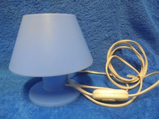 Aarno oy, pieni sininen muovinen p�yt�lamppu, H5