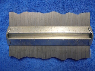 Metallinen muotokampa, T273