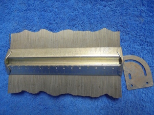 Metallinen muotokampa, T273