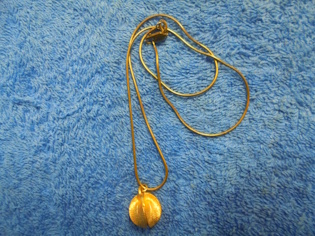 Kalevalakoru, kaulakoru, ketju ja Lumikukka-riipus, Marja Suna, V136