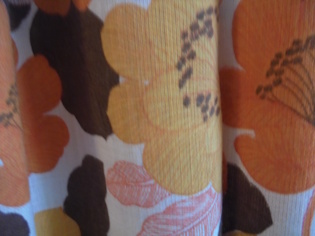 Pitk�t kukkakuvioiset Retro-verhot, oranssi/ ruskea/ keltainen, S950