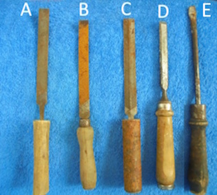 Puuvartinen vanha ty�kalu, viila tai taltta tai meisseli, T9