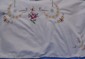Kirjottu p�yt�liina, koristeommel, kukkia, S470