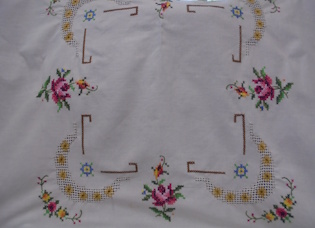 Kirjottu p�yt�liina, koristeommel, kukkia, S470