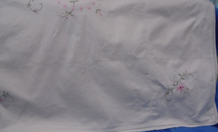 Kirjottu p�yt�liina, koristeommel, kukkia, S874