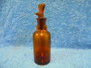 Pieni ruskea lasinen tippapullo, apteekkipullo, Syd�n, vintage, R781
