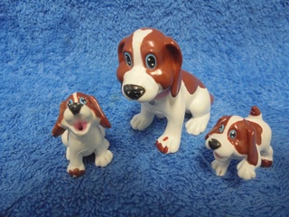 Muoviset pienet koirat, emä ja kaksi pentua, E144