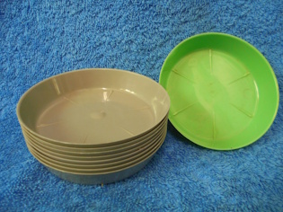 Pienet muoviset kukkaruukunaluslautaset 9kpl, S821