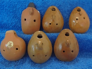 Perulainen? okariina, perinnesoitin, matkamuisto, E328
